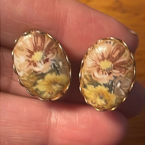 Vintage floral screw back earrings - Picture 1 of 5